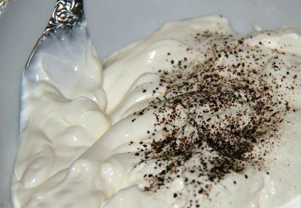 1. Этап. Паста с грибами в сметанном соусе: Сметану смешайте со специями и солью.