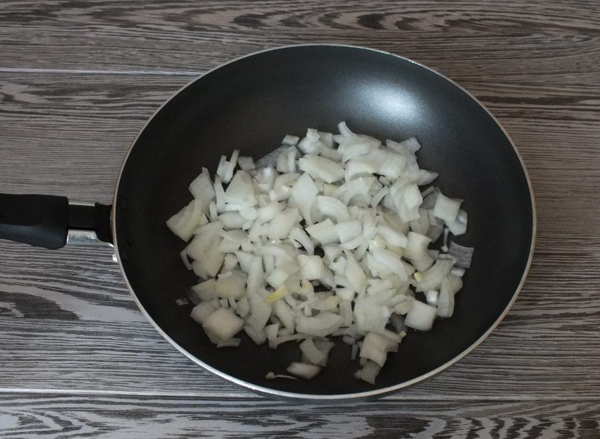 1. Этап. Скумбрия фаршированная с желатином и яйцом: Лук нарежьте помельче и обжарьте в 2 ст.л. растительного масла.