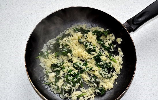 1. Этап. Рис с крапивой: Когда вода полностью впиталась, попробуйте рис на предмет готовности. Если он недостаточно мягкий, влейте еще немного воды.