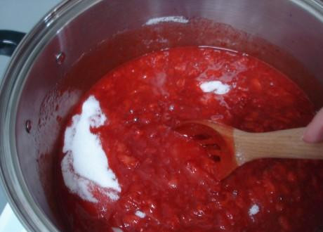 1. Этап. Джем из клубники: 2. В большой кастрюле смешать клубнику, пектин и сливочное масло. Довести до кипения на среднем огне, периодически помешивая деревянной ложкой.