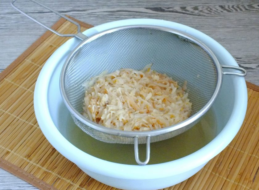 1. Этап. Грушевый ликёр в домашних условиях: Возьмите чашу, вставьте в нее дуршлаг или сито. Откиньте содержимое тары на него. Оставьте на время, чтобы жидкость хорошо стекла.