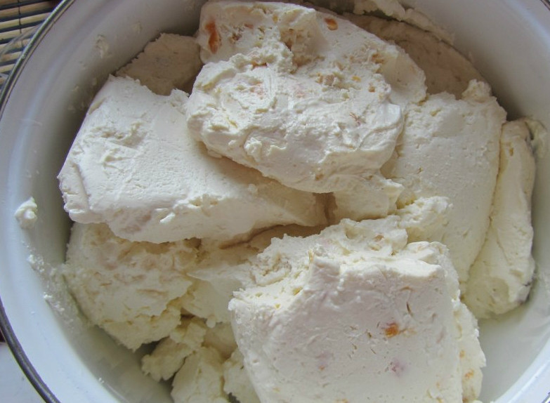 1. Этап. Сырники из сырковой массы: На этот раз я взяла побольше сырковой массы, чтобы никто не остался голодным. У меня в семье очень любят сырники. Поэтому они разлетаются в миг, не все успевают съесть свою порцию! Итак, выкладываем массу в кастрюлю.