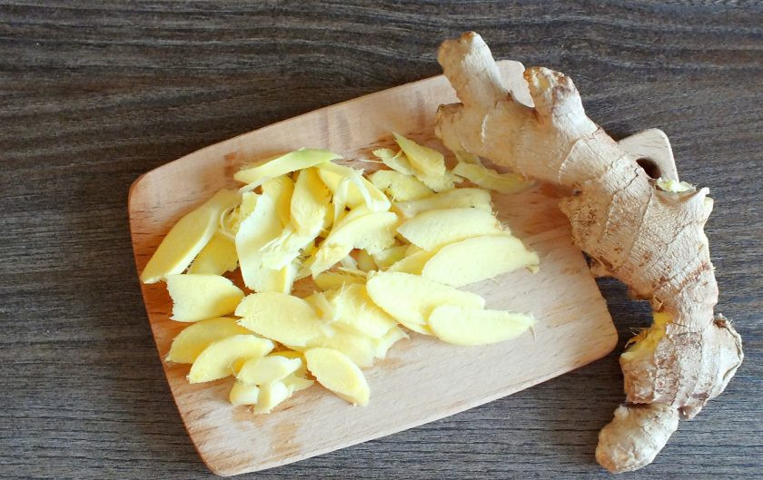 1. Этап. Маринованный имбирь со свеклой: Имбирь очистите от кожуры. Нарежьте тонкими пластинками.