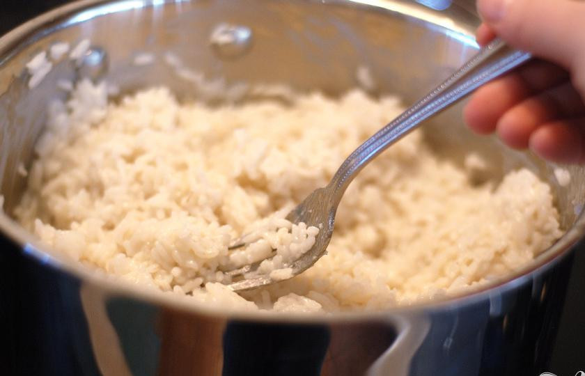 1. Этап. Рис с кокосовым молоком по-тайски: 5. Выключить огонь. Плотно закрыть кастрюлю крышкой и дать постоять 5-10 минут. Перед подачей на стол размешать рис вилкой или палочками. При желании посыпать рис кокосовой стружкой. Подавать рис теплым.