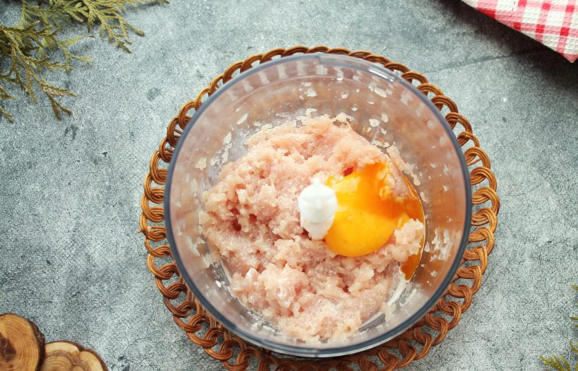 1. Этап. Суфле из кролика: Разделите яйца на белок и желток. Желток добавьте в фарш, влейте сливки, посолите. Все еще раз пробейте до однородности.