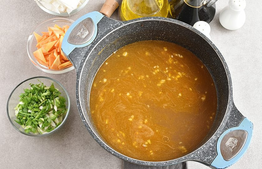 1. Этап. Корейский суп: Залейте мясо кипятком, примерно полтора литра. Доведите до кипения и варите на тихом огне минут 20.