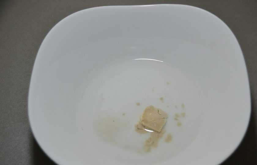 1. Этап. Пицца Миланская: В теплую воду положите дрожжи, щепотку соли, щепотку сахара, влейте две столовые ложки оливкового масла.