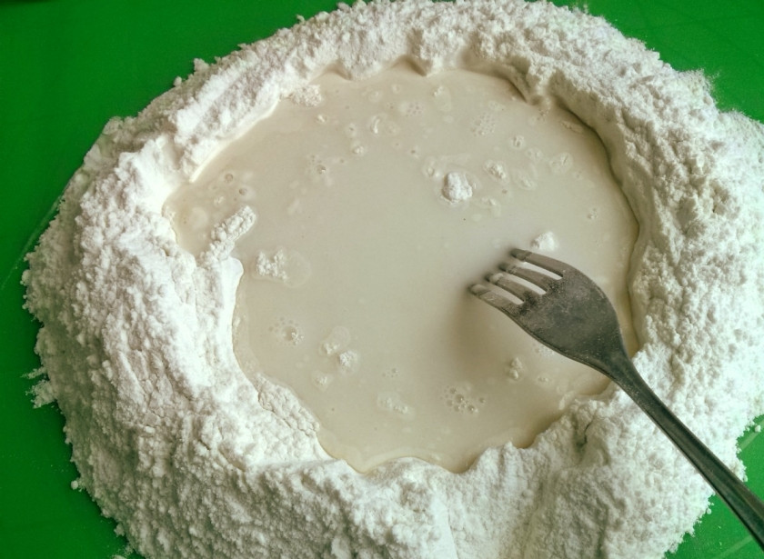 1. Этап. Хинкали (классический рецепт): Просейте муку на рабочую поверхность, сделайте в центре углубление, добавьте воду и соль. Постепенно смешивайте муку с водой.