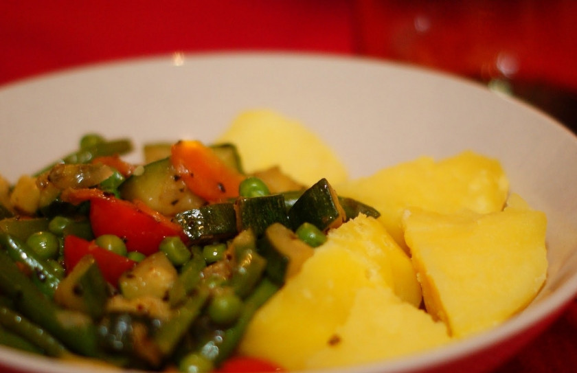 1. Этап. Овощи, жареные на сковороде: Добавляем отваренную картошку и подаем блюдо к столу. Приятного аппетита!