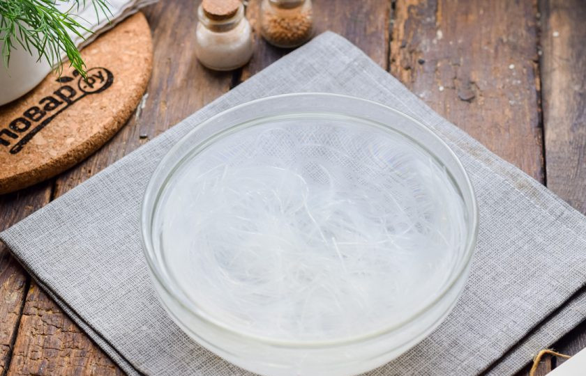 1. Этап. Салат с фунчозой и авокадо: Фунчозу залейте кипятком и оставьте на 4 минуты, после воду слейте.