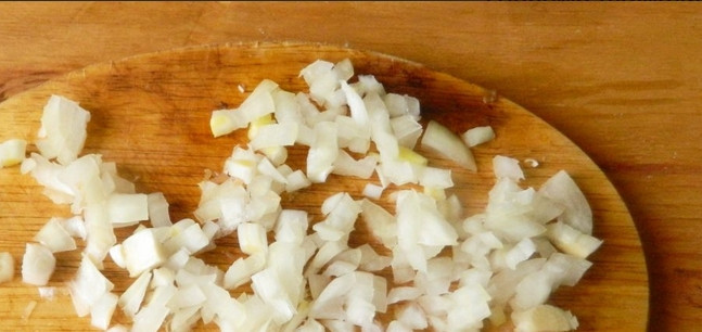 1. Этап. Шампиньоны с картошкой жареные: 1. Помоем, очистим и измельчим все ингредиенты.