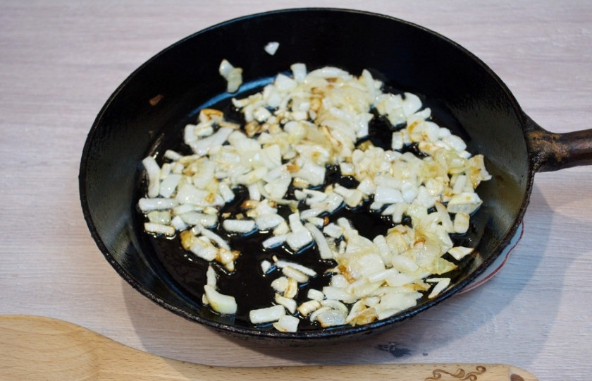 1. Этап. Классический сациви из курицы по-грузински: На растительном масле обжарьте лук. При обжаривании лук следует помешивать, чтобы он обжарился равномерно, ни в коем случае нельзя допускать подгорания.