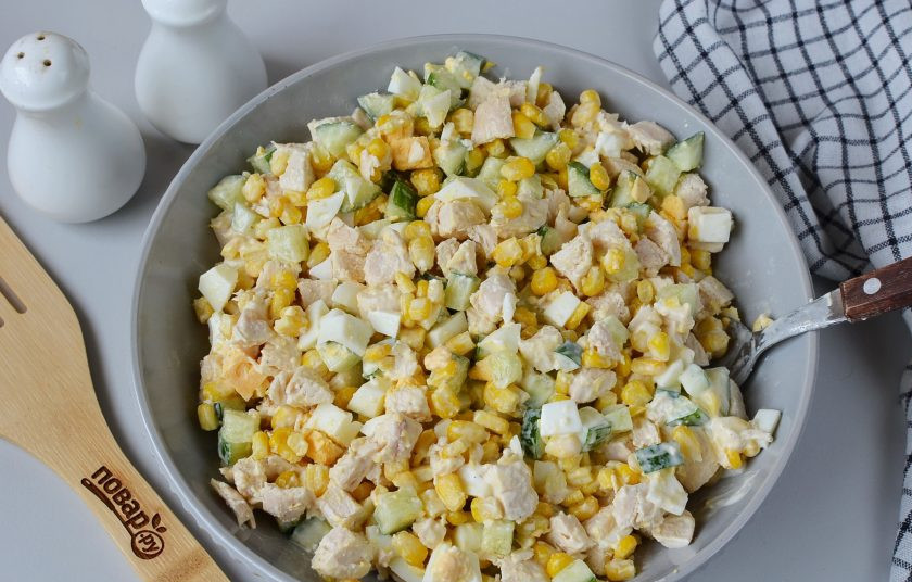 1. Этап. Салат из курицы с огурцом и кукурузой: Салат перемешайте и можно подавать к столу.
