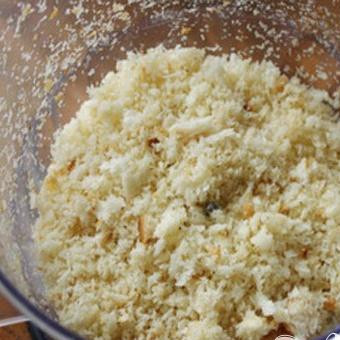 1. Этап. Гратен из брокколи: 4. Пока капуста тушится, в чашу блендера кладем ломтики хлеба, и добавляем столовую ложку масла. Перемалываем все в крошку.