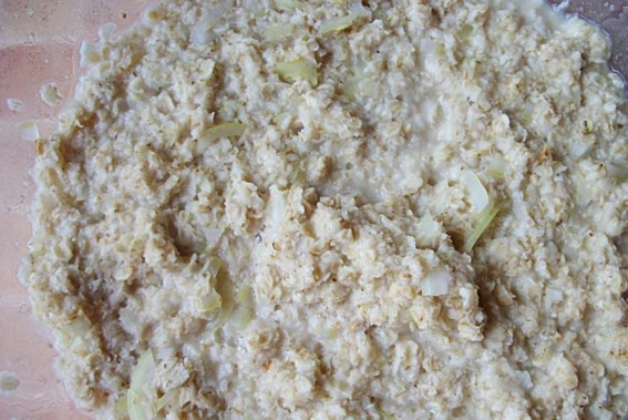 1. Этап. Крабовые палочки в тесте: Залейте горячей водой, накройте крышкой и дайте постоять 15 минут, чтобы хлопья набухли.