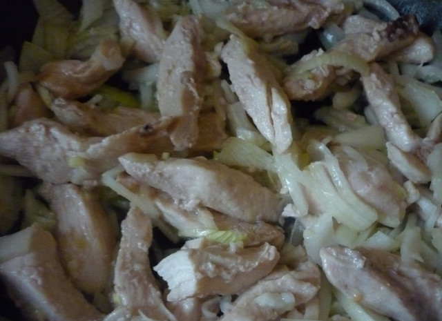 1. Этап. Гуляш из куриной грудки: Добавьте лук к курице. Обжарьте, пока он не станет мягким.