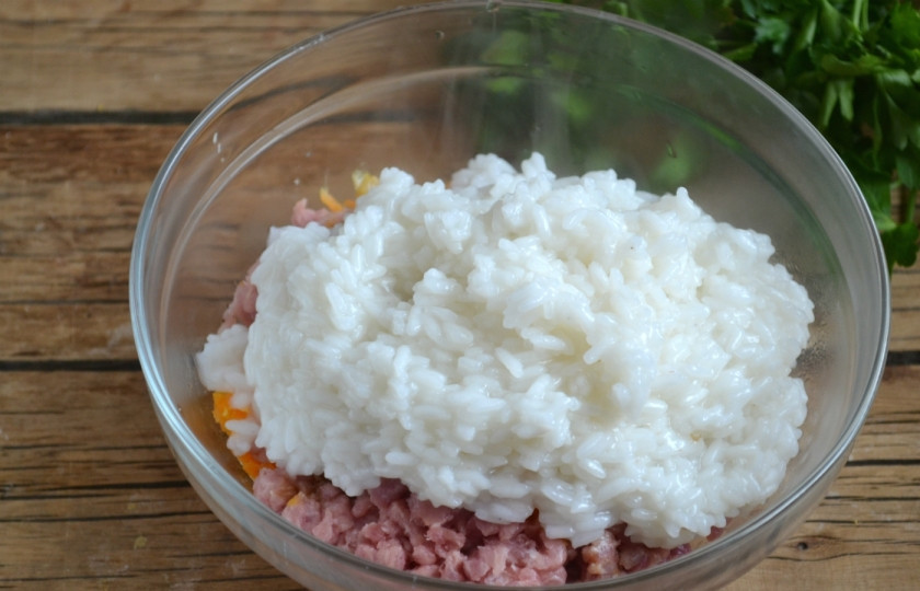 1. Этап. Голубцы, фаршированные мясом и рисом: Рис отварите до полуготовности, откиньте на дуршлаг. Добавьте рис к фаршу, посолите и поперчите, хорошо перемешайте полученную смесь.