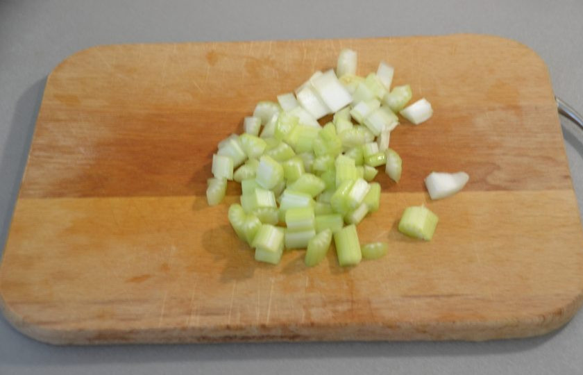 1. Этап. Овощное рагу в пакете для запекания: Стебель сельдерея измельчите.