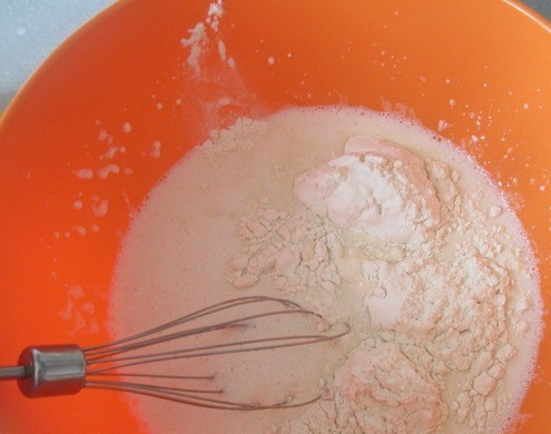 1. Этап. Блинчики на детской смеси: Добавить муку и разрыхлитель и замесить тесто без комочков. Оно должно быть чуточку жиже, чем сметана.