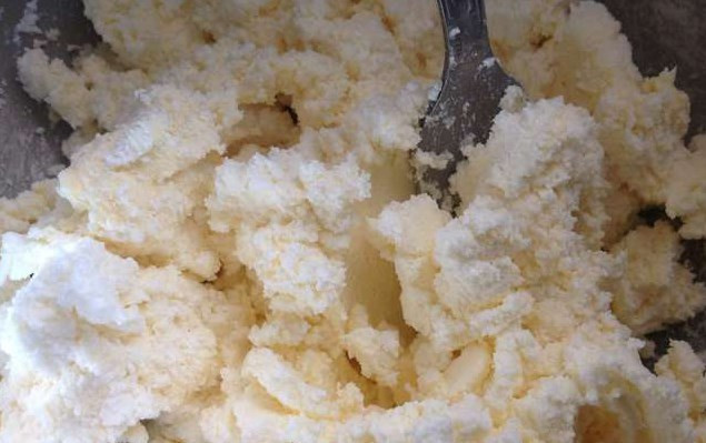 1. Этап. Хачапури из творожного теста с сыром: Займемся творожным тестом: творог разомните с маслом до однородности.