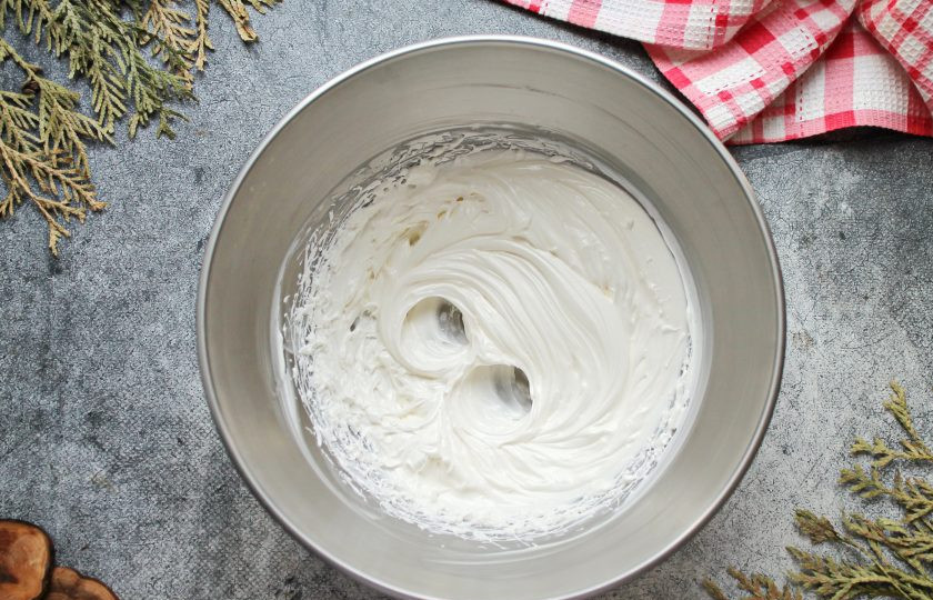 1. Этап. Бисквит королевы Виктории: В миску выложите мягкое сливочное масло, добавьте ванильный сахар и взбивайте до белой, воздушной массы. На это уйдет примерно 4-5 минут.