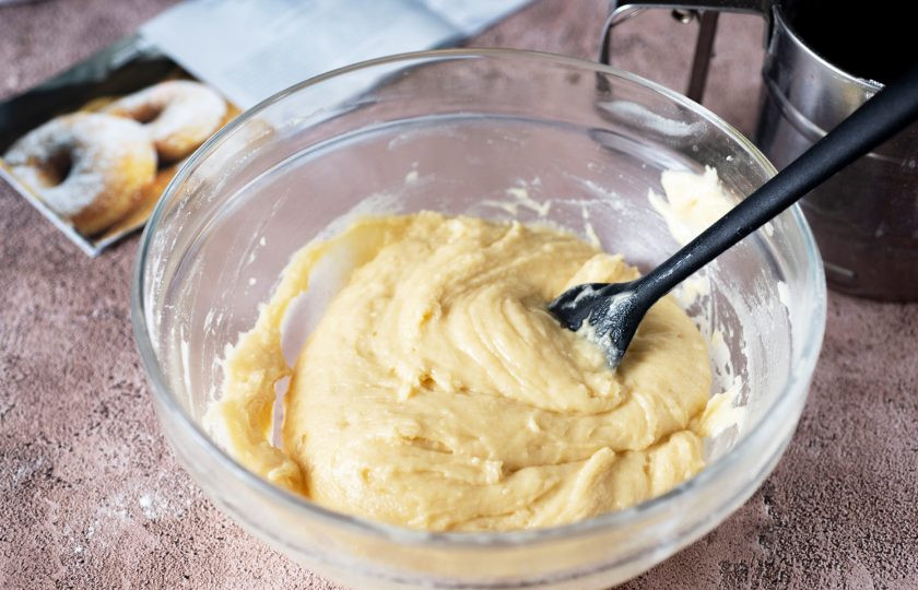 1. Этап. Пончики в мультипекаре: Лопаткой перемешайте все ингредиенты, замешивая однородное, вязкое тесто.