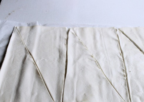 1. Этап. Круассаны с клубникой: Раскатайте тесто и нарежьте большими треугольниками.