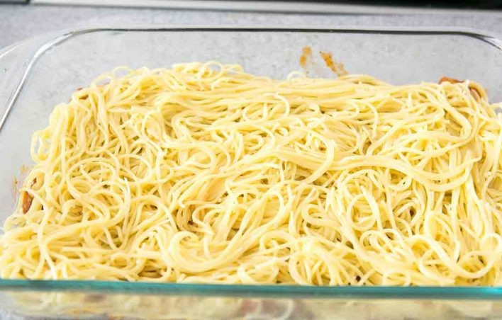 1. Этап. Запеченные спагетти: 7. Распределите поверх соуса половину спагетти.