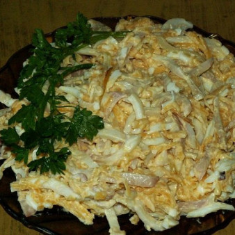 Салат с кальмарами, яйцом и луком