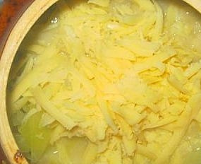 1. Этап. Капуста с грибами в горшочке: Залить содержимое горшочков соусом, посыпать тертым сыром и поставить в разогретую до 200С духовку. Готовить полчаса.