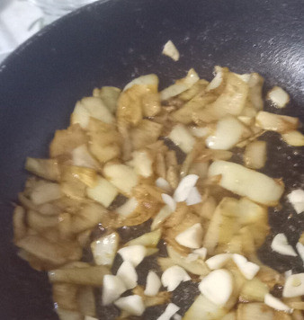 1. Этап. Острый рис с баклажанами и помидорами: Добавить чеснок и готовить ещё 2 минуты.