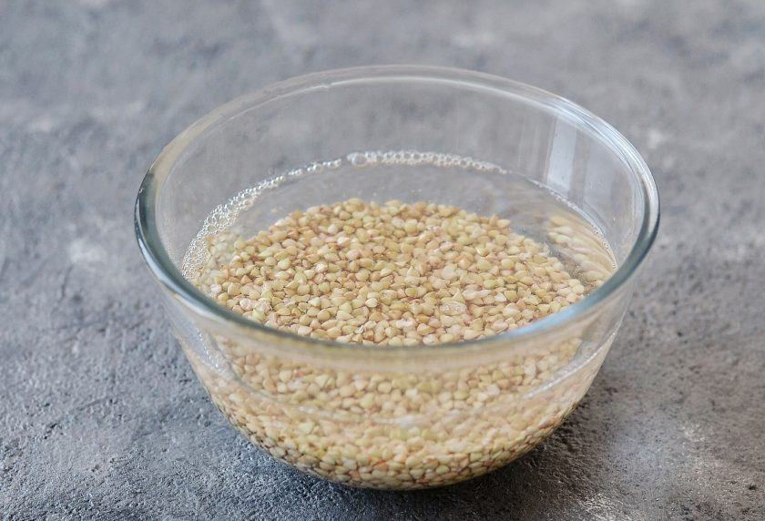 1. Этап. Зеленая гречка с авокадо: Зеленую гречку замочите в воде на ночь. Затем слейте воду, а гречку тщательно промойте.