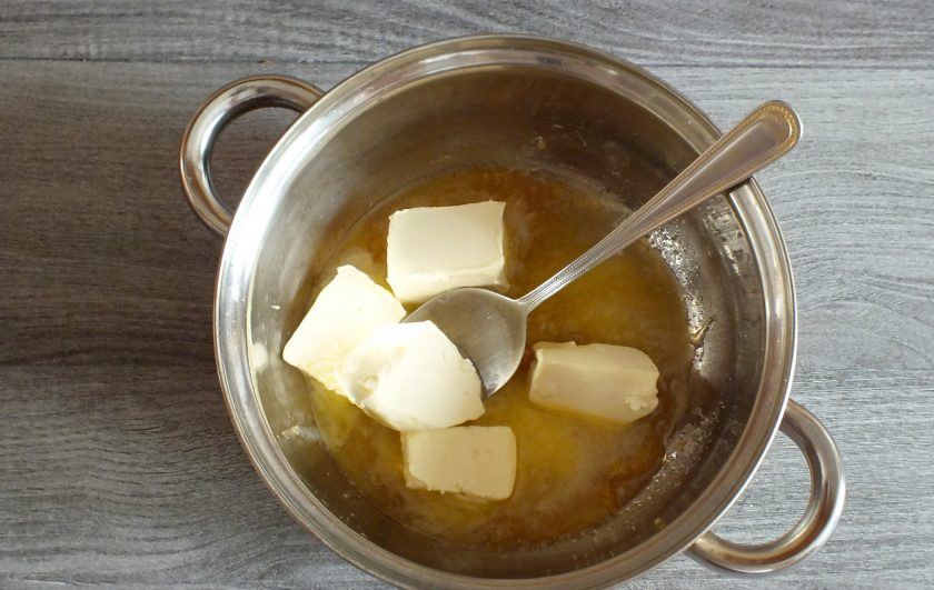 1. Этап. Сливочный щербет: Добавьте сливочное масло, полностью растопите. Поддерживайте слабый огонь.