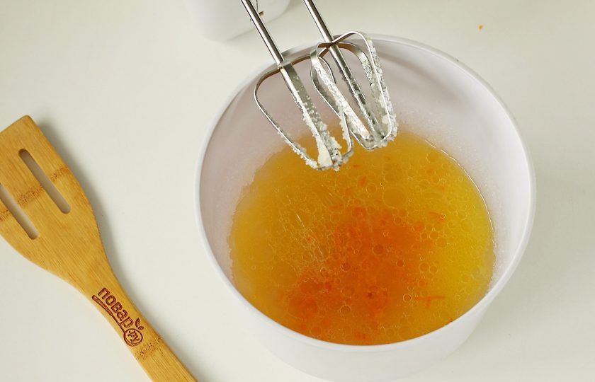 1. Этап. Постный апельсиновый кекс: Добавьте апельсиновый сок и цедру.