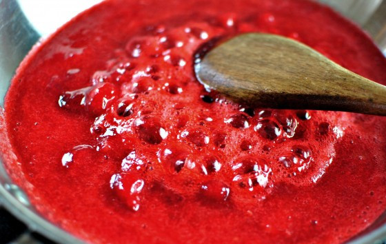 1. Этап. Малиновый джем: 7. Перемешайте, включите средний огонь, доведите до кипения. Постоянно мешайте!