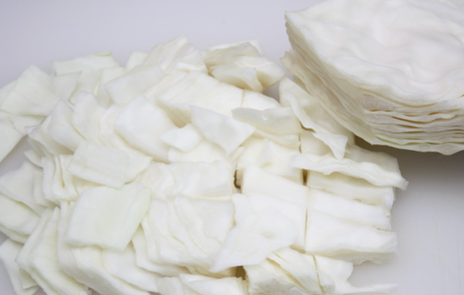 1. Этап. Капуста, маринованная по-корейски со свеклой: Капусту тщательно промываем и нарезаем небольшими квадратными кусочками.