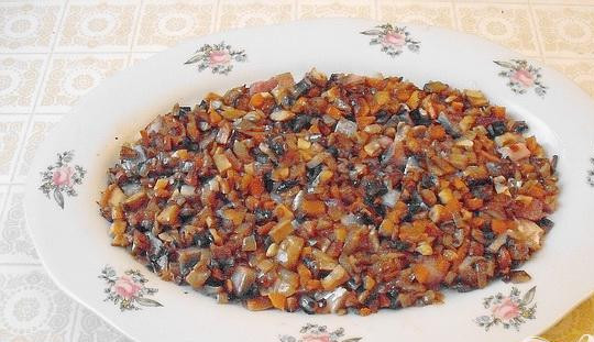 1. Этап. Салат Мимоза с сельдью: 3. Жареные грибы с морковью и луком распределяем сверху сельди, разравниваем. Лучше, если грибы не солить. Вкрутую отвариваем яйца, очищаем, желток отделяем от белка, измельчаем.