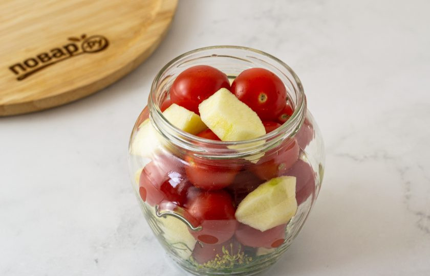 1. Этап. Помидоры с яблоками на зиму: Затем заполните банку помидорами чередуя слои с яблоками.