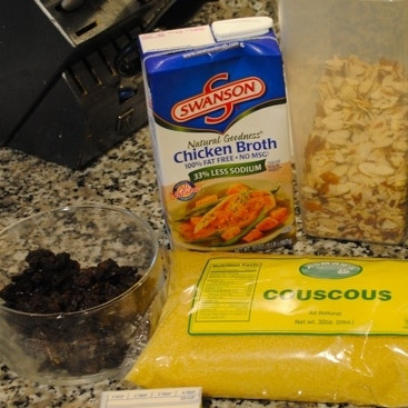 1. Этап. Кускус с миндалем и изюмом: Сперва подготовим все ингредиенты. Изюм необходимо на 15 минут замочить в воде.