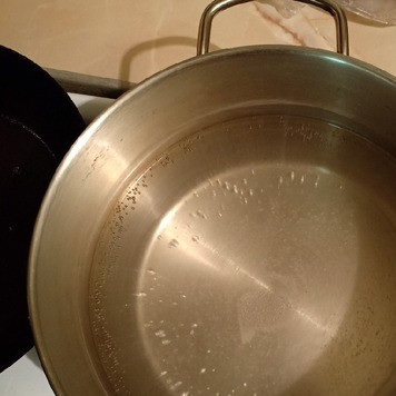 1. Этап. Помидоры Под снегом: Для маринада: в кастрюле, куда влили воду, растворить соль и сахар. Довести маринад до кипения и влить уксус.