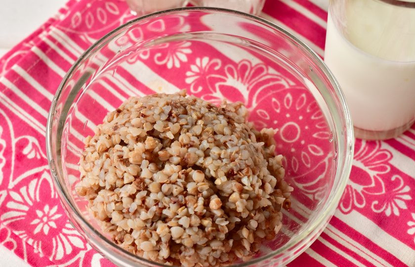 1. Этап. Гречневые котлеты на кефире: Выложите вареную гречку в миску.