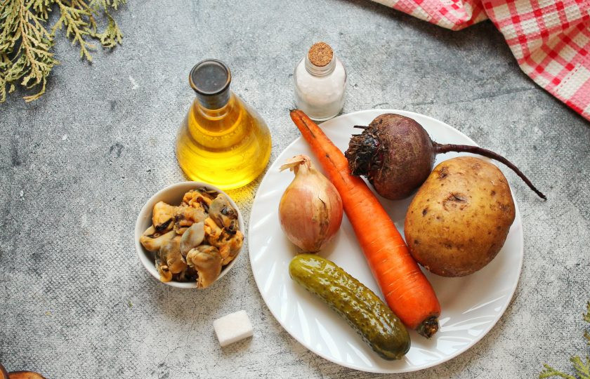 1. Этап. Винегрет с мидиями: Подготовьте все необходимые ингредиенты для приготовления. Картофель, морковь и свеклу отварите или запеките до готовности и полностью остудите. Мидии отварите в солёной, кипящей воде в течение 2-3 минут, откиньте на сито и дайте полностью остыть.