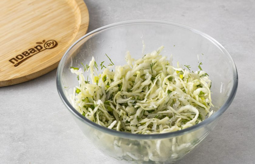 1. Этап. Постный салат с капустой: Заправьте салат оливковым маслом и перемешайте.