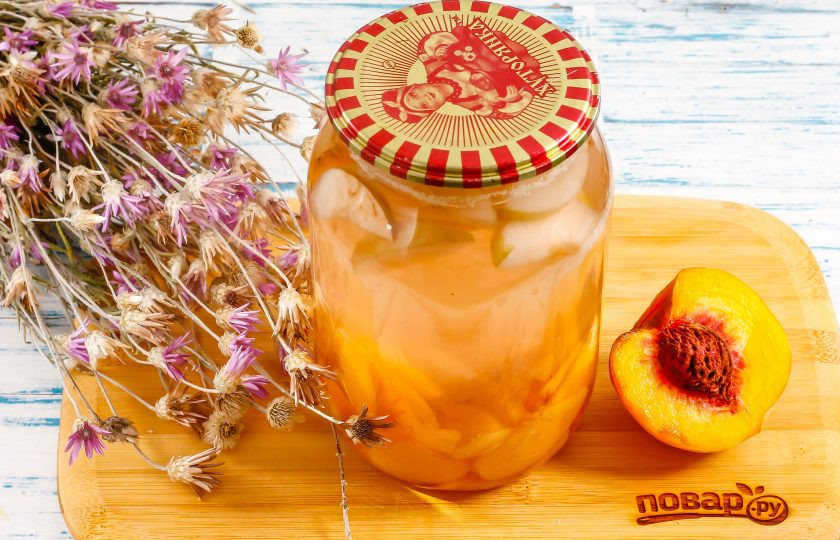 1. Этап. Компот из персиков и яблок на зиму: Остудите при комнатной температуре, а после перенесите заготовку в кладовую, подвал или погреб до зимы.