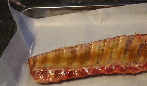 1. Этап. Свиные рёбра в медово-горчичном маринаде: Снимаем с рёбер сзади пленку и смазываем с одной