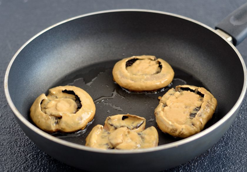 1. Этап. Грибные отбивные: Окуните шляпки грибов в кляр, обжарьте на среднем огне по 5 минут с каждой стороны. Во время обжаривания немного придавливайте грибы, чтобы ушла лишняя жидкость.