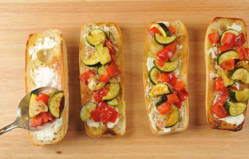 1. Этап. Багет с запечёнными овощами: 5. Сделайте соус: чеснок, перец и соль. Смажьте соусом багет. Затем выложите овощи.