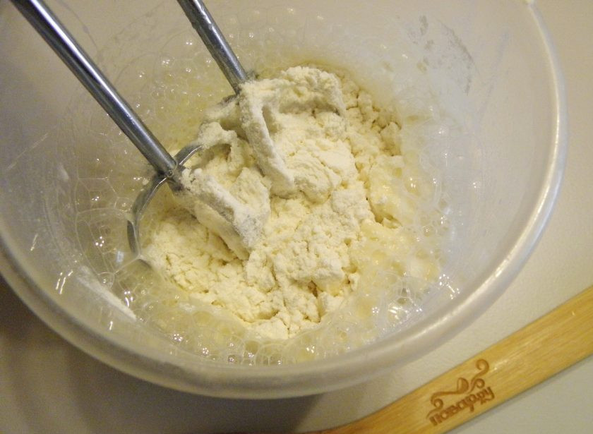 1. Этап. Американские панкейки: 3. Всыпьте просеянную муку и разрыхлитель. Миксером смешайте все ингредиенты до однородного состояния, комочков быть не должно.