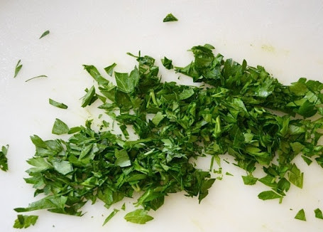 1. Этап. Овощной салат с макаронами: Мелко рубим небольшое количество петрушки.