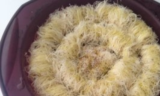 1. Этап. Греческое тесто Катаифи: Выложите рулеты в силиконовую форму для выпечки. Полейте блюдо маслом, посыпьте измельчёнными фисташками. Выпекайте десерт в духовом шкафу при 160 градусах в течение 50 минут.